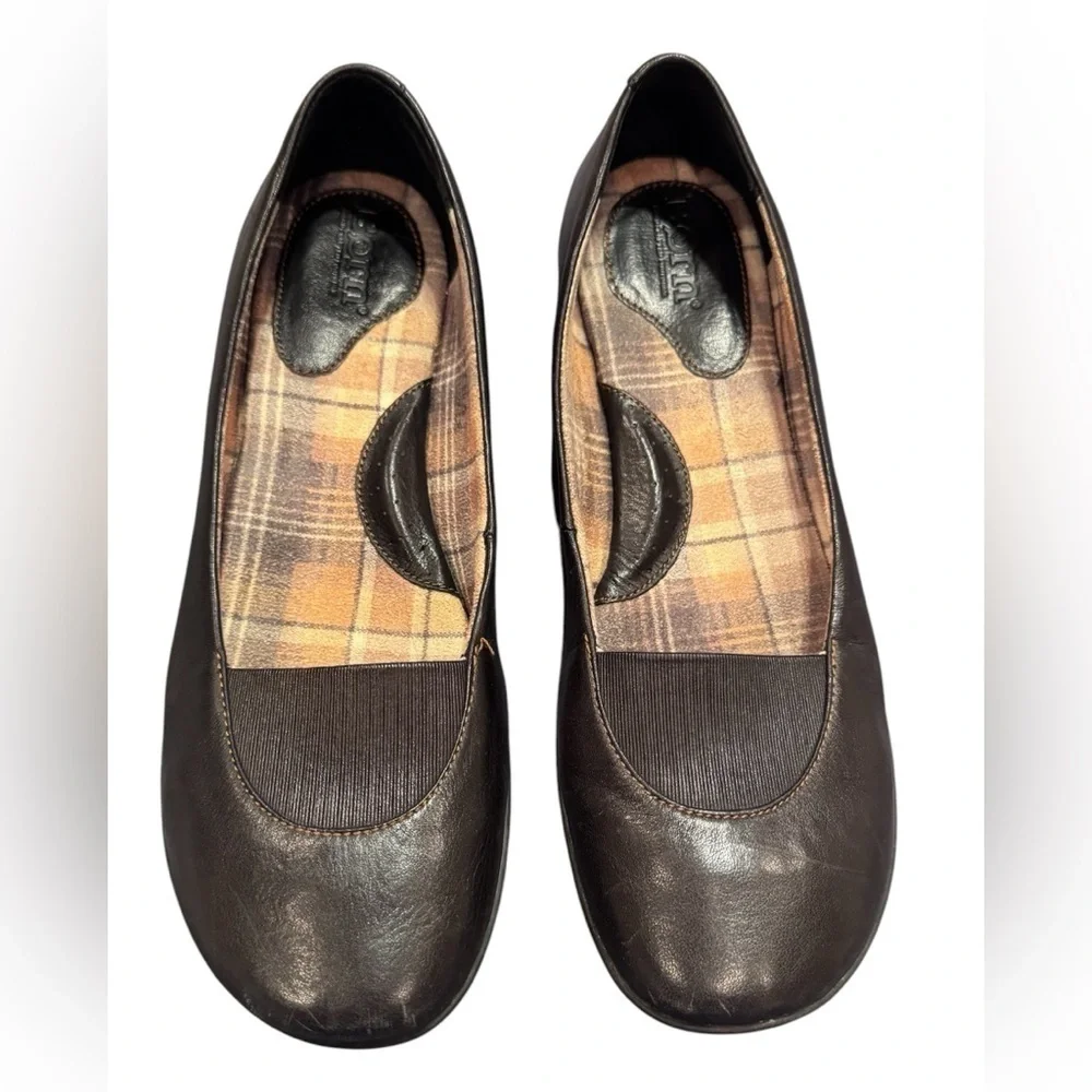 Born Brown Leather Women's Round Toe Flats Slip On Casual Shoes Sz 7.5